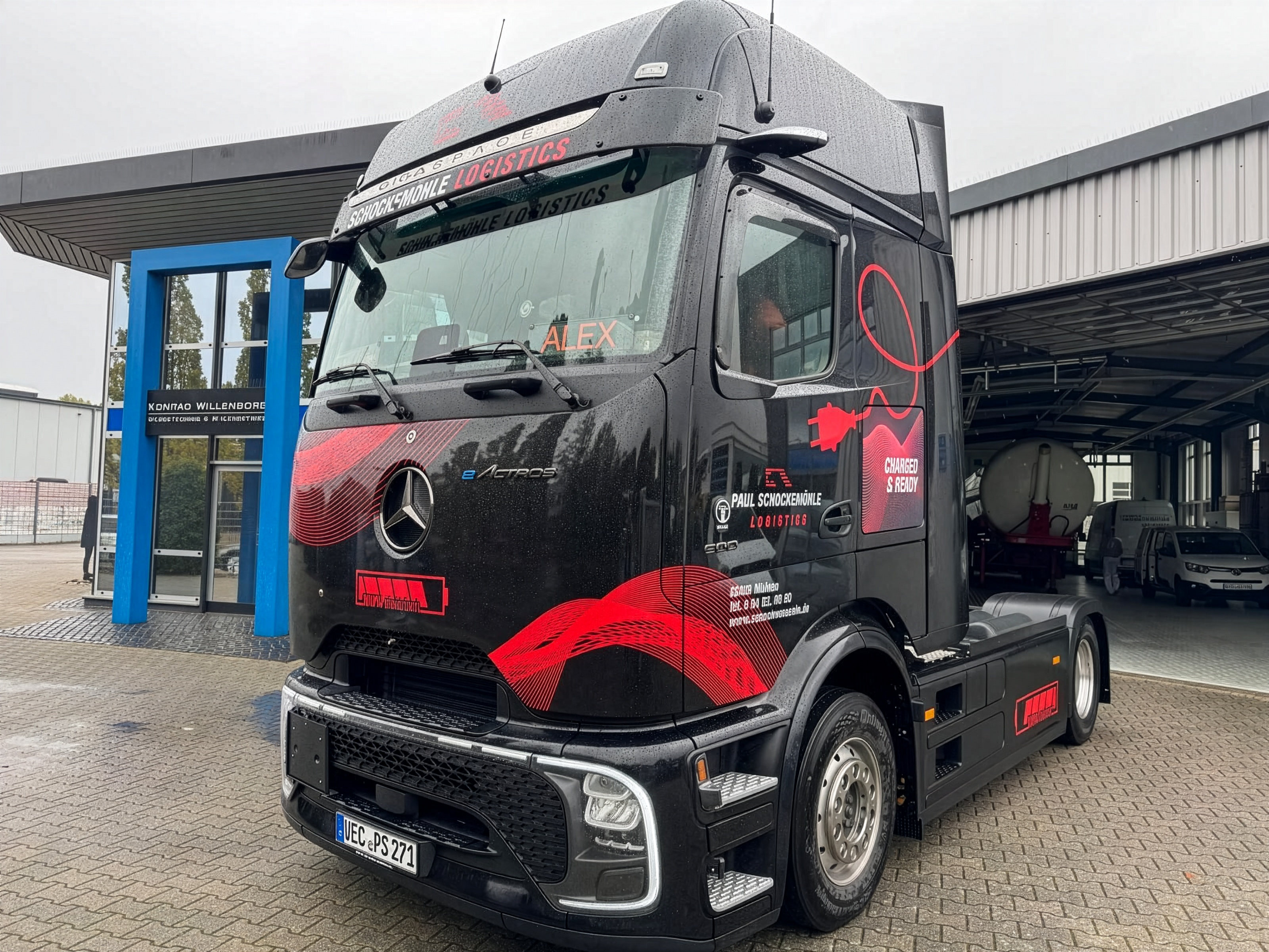 Fahrzeugbeschriftung eines Mercedes eActros für Paul Schockemöhle Logistics