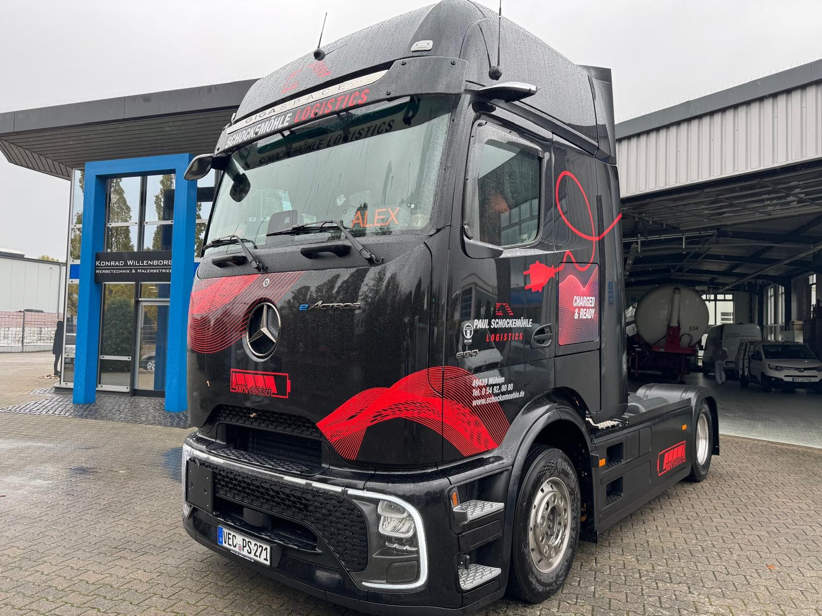 Beschrifteter Mercedes eActros von Schockemöhle Logistics vor dem Betrieb von Willenborg Werbetechnik
