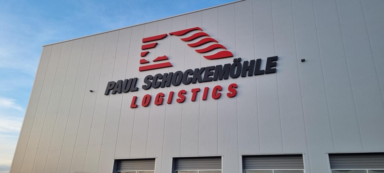 Fassadengestaltung mit Profilbuchstaben für Paul Schockemöhle Logistics