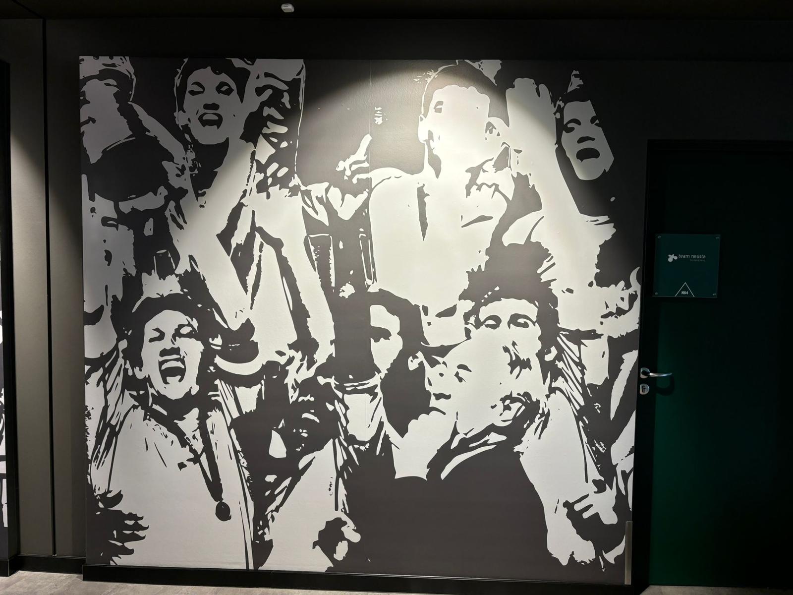 Großflächige Fankulisse als Wandgrafik im VIP-Bereich des SV Werder Bremen