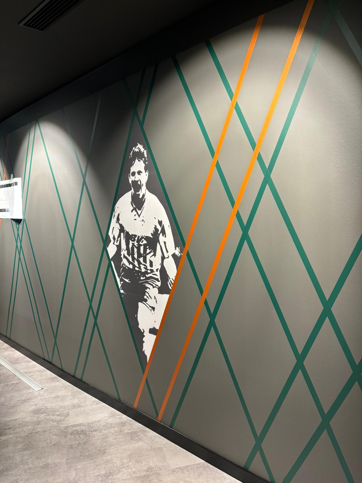 Spieler-Silhouette im Rautenmuster, Wandgestaltung im VIP-Bereich des SV Werder Bremen